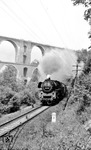 58 3037 mit einem Güterzug bei Barthmühle auf dem Weg nach Plauen. Darüber die Elstertalbrücke der Bahnstrecke Hof - Plauen. (19.07.1968) <i>Foto: Johannes Glöckner</i>