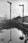 Die stimmungsvolle Aufnahme mit einer pr. T 14 (Baureihe 93) im Bahnhof von Snamenka in der Ukraine täuscht. Nicht der morgendliche Nebeldunst verzieht sich hier gerade, sondern die Rauchschwaden eines gerade erfolgten sowjetischen Luftangriffs (vgl. Bild-Nrn. 9170 und 9171). (1943) <i>Foto: Walter Hollnagel</i>