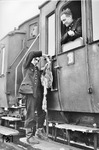 Stolz präsentieren die beiden Reichsbahner ihren Zufallsfang, wohl eine Wildgans, den sie nur zu gerne ihrem fotografierenden Kollegen vor die Linse halten. (1943) <i>Foto: Walter Hollnagel</i>