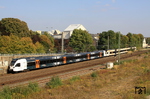 Die Marke "Eurobahn" wird von Keolis betrieben, einer Tochter der französischen Staatsbahn SNCF. Ein 4-teilter FLIRT-Triebwagen (ET 6.03) sowie eine 5-teilige Einheit (ET 7) bilden hier den ERB 20078 auf der Fahrt von Hamm nach Venlo/NL in Wuppertal-Barmen. (07.10.2013) <i>Foto: Wolfgang Bügel</i>