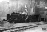 50 2465 vom Bw Helmstedt verlässt die Hallen des Stahlwerks Salzgitter. Mangels anderer Kapazitäten wurden nach dem Zweiten Weltkrieg viele Lokomotiven in den Werkhallen großer Firmen wieder instandgesetzt. Nachdem die ehemaligen "Stahlwerke Braunschweig G.m.b.H." in Salzgitter-Watenstedt den Zweiten Weltkrieg unversehrt überstanden hatten, wurden hier ein Großteil der Güterzuglokomotiven ausgebessert, die das Raw Braunschweig nicht mehr übernehmen konnte. Das Werk erhielt im November/Dezember 1945 von der Reichsbahn-Generaldirektion Bielefeld den Auftrag zur Reparatur von Lokomotiven. Bis Juli 1947 befanden sich Fachkräfte des RAW Braunschweig in Salzgitter, um dort das Personal zu schulen. Im Dezember 1949 verließ die 600. ausgebesserte Lok als letzte das Werk. Anfang 1950 wurde die Halle 2 - neben anderen - auf Befehl der britischen Militäregierung demontiert. (1947) <i>Foto: Hans Berkowski</i>