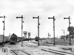52 053 wurde im Dezember 1942 fabrikneu dem Bw Snamenka (Sna) zugeteilt. Hier wartet sie abfahrbereit mit einem Nachschubtransportzug im Bahnhof Snamenka, Ausfahrgruppe Ost. (1943) <i>Foto: RVM (Steiner)</i>