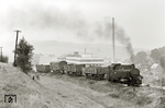 Vorbei am Werk des VEB Kontaktbauelemente Gornsdorf kämpft sich die 99 1787-3 mit einem Güterzug zwischen Gornsdorf und dem Haltepunkt Auerbach bergauf. (03.08.1973) <i>Foto: Hans-Joachim Simon (Archiv Ludger Kenning)</i>
