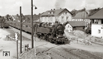 Die Müglitztalbahn Heidenau – Altenberg (Erzgeb) wurde in den 1930er Jahren von Schmal- auf Normalspur umgebaut und dabei großteils neu trassiert. Eigens für die Müglitztalbahn ließ die DRG neue 1’E1’-Lokomotiven und Mitteleinstiegswagen entwickeln. Als 84 009 (Bw Dresden-Friedrichstadt) im Sommer 1939 mit dem P 2865 (Dresden – Altenberg) den Bahnhof Dohna (Sachs) verließ, waren noch einige Restarbeiten zu erledigen. Im Hintergrund das aus der Schmalspurzeit stammende Empfangsgebäude, rechts das neue Stellwerk. In der DDR-Zeit erschien dieses Motiv als Postkarte, aber leider nur als Ausschnitt. Hier ist erstmals ein Scan vom vollständigen Negativ zu sehen. (1939) <i>Foto: Hans-Joachim Simon (Slg. Köhler)</i>