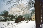 Sogar am Neujahrstag ist 99 1561 mit einem Güterzug bei Streckewalde unterwegs. (01.01.1978) <i>Foto: Wolfgang Bügel</i>
