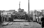 Eine Panzerverladung der neu gegründeten Bundeswehr faszinierte 12 Jahre nach Ende des Zweiten Weltkriegs bereits wieder Jung und Alt. Die Aufnahme entstand wahrscheinlich an der Kopframpe in Niederlahnstein. (1957) <i>Foto: Fischer</i>