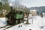 99 5901 ergänzt ihre Wasservorräte gleich mit dem ganzen Wagenzug des P 69714 im Bahnhof Alexisbad. (19.02.1978) <i>Foto: Wolfgang Bügel</i>
