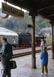 Pause für 01 150 und die Zaungäste im Bahnhof Nassau/Lahn. (19.04.1990) <i>Foto: Joachim Bügel</i>
