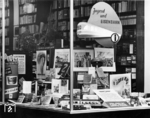 Ob mit dieser Schaufensterwerbung bei der Buchhandlung Schmorl u. Seefeld in Hannover Nachwuchskräfte oder "nur" Leseratten gewonnen werden sollten, ist nicht bekannt. (31.10.1952) <i>Foto: Hans Berkowski</i>