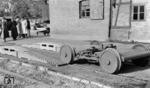 Für den Betrieb auf Eisenbahngleisen wurde der Schienen-Straßenbus auf zwei zweiachsige Untergestelle – sog. „Spurwagen“ – gesetzt. Gut zu erkennen ist auch das Rillenschienen-Gleis, dass das Umsetzen auf Straßenebene ermöglichte. (19.10.1951) <i>Foto: Hans Berkowski</i>