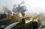 An einem frostigen Februarmorgen verlässt die Görlitzer 03 2095 vor D 488 (Kraków - Eisenach) den Bahnhof Löbau. Im Hintergrund dampft eine 52.80 vor sich hin. (21.02.1978) <i>Foto: Wolfgang Bügel</i>