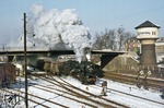 Aus der Stadt des besten und begehrtesten DDR-Bieres fährt 52 8094 (Bw Bautzen) mit ihrem Güterzug aus. (21.02.1978) <i>Foto: Wolfgang Bügel</i>
