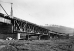 Wiederaufbau der ehemals zweigleisigen Weserbrücke bei Wehrden, die zu Ottbergener Dampfzeiten auch ein beliebtes Fotomotiv war (vgl. Bild-Nr. 12005). (11.1948) <i>Foto: Hans Berkowski</i>