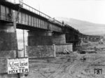 Auch die örtliche Hoch- und Tiefbaufirma war stolz, am Wiederaufbau der Weserbrücke beteiligt gewesen zu sein. (13.12.1948) <i>Foto: Hans Berkowski</i>