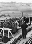 Offizieller Festakt zur Wiedereröffnung der Weserbrücke bei Wehrden. Das Band wird der damalige Reichsbahndirektionspräsident Hermann Wegener durchschneiden. (13.12.1948) <i>Foto: Hans Berkowski</i>