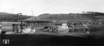 Panoramaaufnahme, die gut die Arbeitsschritte zur Wiederherstellung der Wehrdener Weserbrücke zeigt. (02.1948) <i>Foto: Hans Berkowski</i>