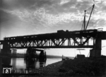 Den Besuch an der Weserbrücke schloss der Fotograf mit dieser stimmungsvollen Aufnahme ab. (11.1948) <i>Foto: Hans Berkowski</i>