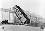 Auf dem Werksgelände der WUMAG in Görlitz entstand diese für das Werksarchiv bestimmte Aufnahmen eines weiterentwickelten Straßenfahrzeugs. Demonstriert wird der Sattelanhänger mit Kippvorrichtung an der Zugmaschine S 6 R/1.  (1935) <i>Foto: RVM (WUMAG)</i>