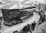 Der für die Schweizerische Dampfboot-Gesellschaft "Untersee und Rhein" bestimmte 24 m lange und 24 t schwere Schiffskörper bildete die Basis für den Aufbau des auf 250 Personen ausgelegte Diesel-Motorschiff "Arenenberg". (1936) <i>Foto: RVM</i>