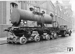 Zweiteiliger Straßenroller mit der 65 PS starken, besonders kompakten Standard-Zugmaschine der Bauart Kaelble Z 4 GR auf Zustellfahrt in Viersen. Der Kesselwagen hat Teeröl geladen, ein Spaltprodukt, das in jenen Zeiten massenhaft in den Kokereien des Ruhrgebiets anfiel und für die Herstellung von Asphalt oder Bitumen verwendet wurde. (1934) <i>Foto: RVM</i>