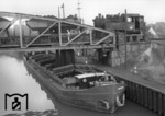 Nachdem 80 037 bei der DB ausgemustert worden war, war sie bis 1974 bei der RAG für die Zeche Werne tätig, hier bei der Kohleverladung auf ein Schiff im Datteln-Hamm-Kanal bei Bergkamen-Rünthe. (14.04.1972) <i>Foto: Wolfgang Bügel</i>