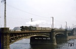 03 2096 überquert mit der Leerreisegarnitur aus P 7743 die Elbebrücke in Dresden-Neustadt. (31.03.1978) <i>Foto: Wolfgang Bügel</i>