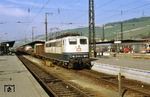151 163 fährt mit einem Güterzug durch den Würzburger Hauptbahnhof. Die am 12.08.2013 aus dem aktiven Dienst ausgeschiedene Lok blieb zumindest in dieser Farbgebung als HO-Modell von Roco erhalten. (26.05.1987) <i>Foto: Joachim Bügel</i>