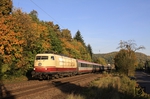Mittlerweile täglich wird die Zugleistung des IC 118/119 mit einer 103 bespannt. Im Herbst 2013 war 103 235 Zuglok des IC 119 nach Innsbruck. Aufnahme in Oberwinter am Rhein. (19.10.2013) <i>Foto: Wolfgang Bügel</i>