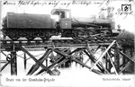 Noch aus Friedenzeiten (1906) stammt der „Gruss von der Eisenbahn-Brigade“. Die Belastungsprobe einer normalspurigen Behelfsbrücke mit einer pr. G 3 (Nr. 103 der Königlichen Militär-Eisenbahn K.M.E., Borsig 4469/1894, DRG 53 7482) soll die Leistungsfähigkeit der Eisenbahn-Pioniere unter Beweis stellen. Das Bild dürfte im Großraum Berlin entstanden sein. (1906) <i>Foto: Slg. Johannes Glöckner</i>