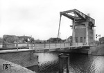 Bewegliche Eisenbahnbrücke über den Sielkanal bei Papenburg. Am 2. Juni 1960 ereignete sich hier ein schwerer Unfall, als 03 226 wegen überhöhter Geschwindigkeit an eine Strebe der Brücke anstieß (vgl. Bild-Nr. 9323). (1955) <i>Foto: Quebe</i>