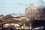 Die Gremberger "Schnapszahlnummer" (50 2222) überquert mit einem Nahgüterzug nach Köln-Nippes die Eisenbahnüberführung Bachemer Straße am Bahnhof Köln-Süd.  (26.02.1975) <i>Foto: Peter Schiffer</i>