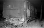 Die auf 56 434 aufgelaufenen preußischen Abteilwagen gaben bei dem Bahnübergangsunfall kein gutes Bild ab. Von passiver Sicherheit hatten die alten Preußen noch nichts gehört. (07.1955) <i>Foto: A. Dormann, Slg. W. Löckel</i>