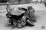 Den Unfallgegener der 56 434 - einen VW Käfer - hatte es auf dem Bahnübergang vollständig zerlegt. Hier möchte man nicht drin gesessen haben. Noch ein interessantes Detail: Der Reifen ist völlig ohne Profil. (07.1955) <i>Foto: A. Dormann, Slg. W. Löckel</i>