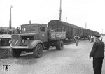 Damals wie heute besaßen die Zirkusleute urige Zugmaschinen für ihre Wagen. So überlebte dieser Vorkriegs-Lkw auch beim Zirkus Hagenbeck. (13.09.1951) <i>Foto: Walter Hollnagel</i>