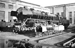 Nach der Modernisierung von 05 002 bei Krauss-Maffei in München präsentiert sich die Lok neben einer Liliputmaschine mit 381 mm Spurweite für Tata Limited-Bahn in Neu-Dehli, Indien. (1951) <i>Foto: Werkaufnahme</i>