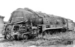Das traurige Ende der 06 001, die mit gesprengten Zylindern im Bw Frankfurt-1 abgestellt ist. Da sie neben ihrer Schwestermaschine als Splitterbaureihe galt, lehnte die DB eine Ausbesserung ab und musterte die Lok 1951 aus. (07.1949) <i>Foto: Carl Bellingrodt</i>