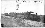 An der Front waren Motorlokomotiven weniger verräterisch als Dampflokomotiven. Hier ist eine 25 PS starke Deutz-Benzollok mit einem Trupp Soldaten an der Westfront bei St. Morire (Belgien) unterwegs. (05.1915) <i>Foto: Slg. Johannes Glöckner</i>