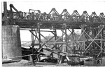 Wiederhergestellte Eisenbahnbrücke an einem unbekannten Ort. (1914) <i>Foto: Slg. Johannes Glöckner</i>