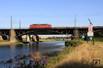 Die zu Railion Logistics gehörende 232 906 überquert mit einem Stahlbrammenzug die Ruhrbrücke bei Duisburg-Kaiserberg. (05.09.2013) <i>Foto: Wolfgang Bügel</i>