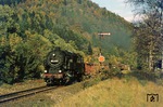 Hinter Hockeroda konnte 95 0010 mit Ng 66483 erneut vor der schönen Herbstwaldstaffage des Loquitztales abgepasst werden. (12.10.1977) <i>Foto: Wolfgang Bügel</i>