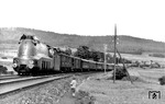 03 1074 (Bw Nürnberg Hbf) mit D 147 zwischen Lenau und Immenreuth auf dem Weg nach Nürnberg. Bis auf den Postwagen und Speisewagen scheint der Zug aus Wagen der ehemaligen BBÖ gebildet zu sein. (1941) <i>Foto: D. Reger</i>