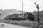 99 783 gehört zu den Neubauloks der LKM Babelsberg aus dem Jahr 1953 und passiert hier mit einem kurzen Rollwagen-Güterzug das Einfahrsignal von Freital-Hainsberg. (23.06.1966) <i>Foto: Will A. Reed</i>