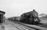 58 263, eine badische G 12 von BBC, Mannheim aus dem Jahr 1921, fährt mit einem Güterzug durch den Bahnhof Radebeul-Ost. Links der Schuppen der Schmalspurbahn. (24.06.1966) <i>Foto: Will A. Reed</i>
