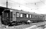 Der 1938 gebaute Salonwagen "10242 Köl" Salon 4ü (ehemals 10 242 Bln) im Bahnhof München Hbf.  (1951) <i>Foto: Günther Scheingraber</i>