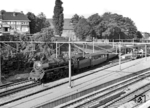 Der Fotograf vermerkte bei diesem Bild der 05 003 im niederländischen Bahnhof Arnhem (Arnheim) den D 13, der aber eigentlich eine Kölner 01-Leistung war. Möglicherweise handelt es sich hier tatsächlich um die Ankunft des britischen Urlauberzuges Dm 80662. (16.05.1952) <i>Foto: B. Willemsen</i>