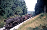 152.4867 der Graz-Köflacher-Eisenbahn (GBK) bei Premstätten-Tobelbad, südlich von Graz. Sie wurde am 10. Juli 1943 als 52 4867 bei der Deutschen Reichsbahn in Dienst gestellt. Nach dem Zweiten Weltkrieg landete sie in Österreich und wurde 1953 in 152.4867 umgenummert. Die vorangestellte "1" diente zur Unterscheidung der 52er mit Barrenrahmen zu denen mit geschweißten Blechrahmen. 1980 erwarb die Historische Eisenbahn  Frankfurt die Lok von der GKB. Seit 1985 ist sie unter ihrer alten Betriebsnummer dort im Einsatz. (19.09.1975) <i>Foto: Peter Schiffer</i>