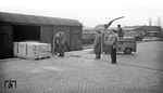 Umladung von Maschinenteilen nach Taipeh von der DB aufs Schiff im Hamburger Hafen.  (24.04.1959) <i>Foto: Walter Hollnagel</i>