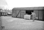Umschlag einer offensichtlich wichtigen Kiste mit Maschinenteilen nach Taipeh von der DB zum Schiff im Hamburger Hafen, die sogar einen Herrn der Direktion vom Schreibtisch weglockte. (24.04.1959) <i>Foto: Walter Hollnagel</i>