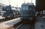 01 051 (Bw Treuchtlingen) und E 18 06 (Bw München Hbf) im Münchener Hauptbahnhof. (25.08.1957) <i>Foto: Robin Fell</i>
