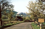 Baumblüte in Schkauditz. 58 3031 beeilt sich mit dem morgendlichen Güterzug in Richtung Zeitz, da der D 1000 mit 03 2254 folgt. (11.05.1978) <i>Foto: Joachim Bügel</i>